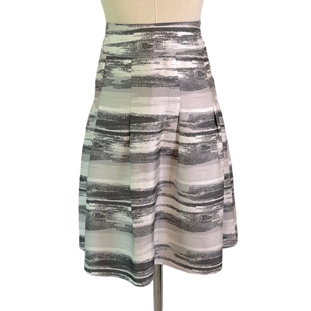 H&M Gray and White Pleated Skirt